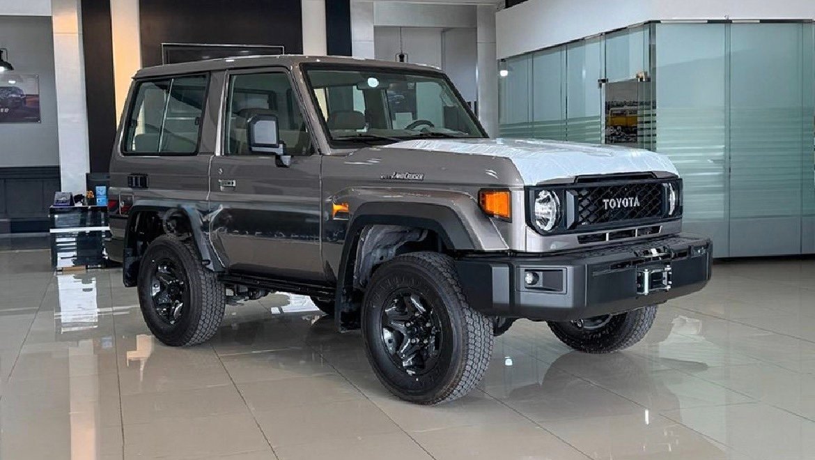 Toyota Land Cruiser 70 LC71 2-Door Hardtop Base 4.0 V6 Gasoline MT 4x4 GCC