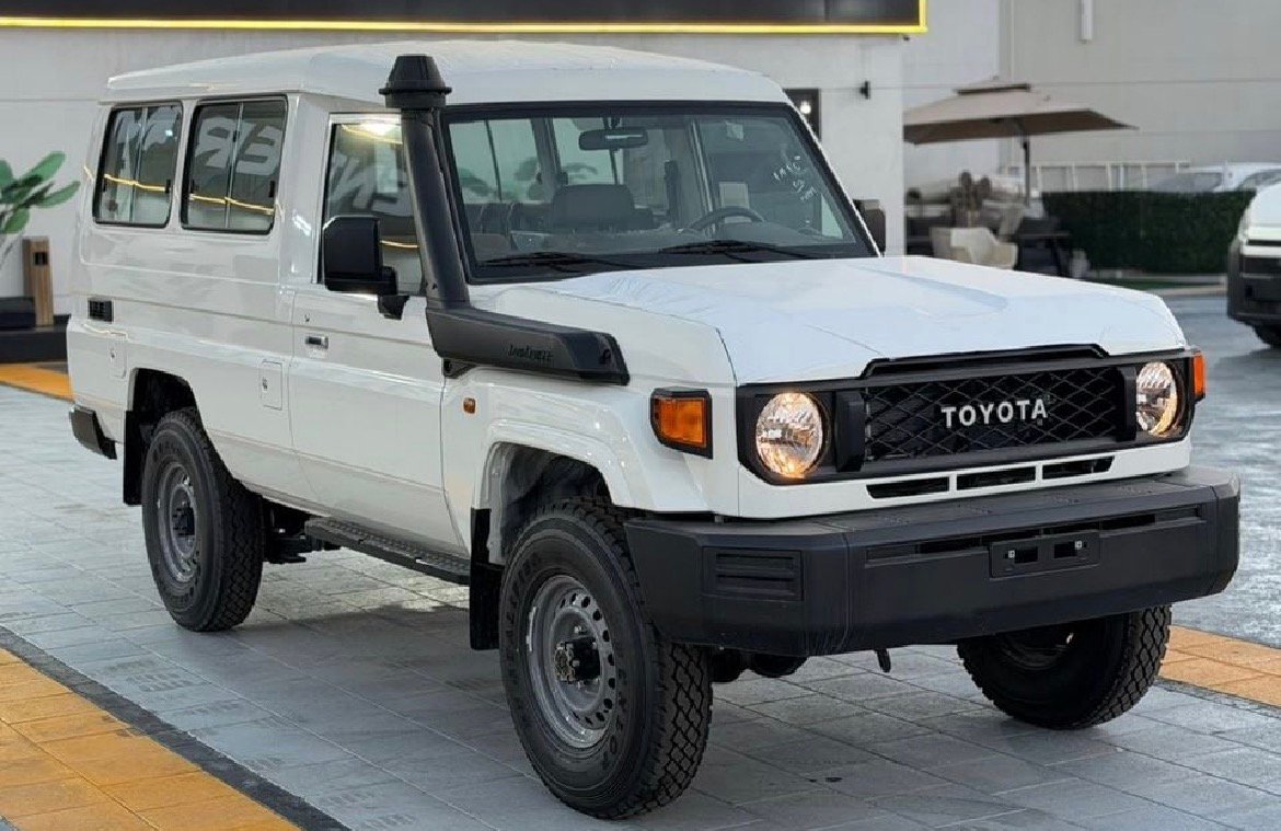 Toyota Land Cruiser 70 LC78 2-Door Troop Carrier 4.0L V6 gasoline MT 4x4 GCC